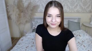 dilarlin cute cam girl pulls pussy