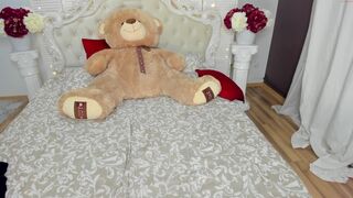 dilarlin cool skinny rubs her lips sex