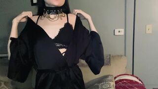 babybeebub busty chick shows her charms