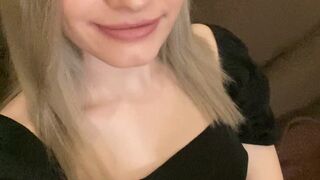 niko_belle pretty female having fun with phallus