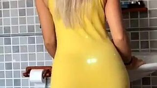 Paola_Skye onlyfans beauty pulls the clitoris with a vibrator