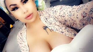 Vikkiii onlyfans cool skinny rubs her lips sex