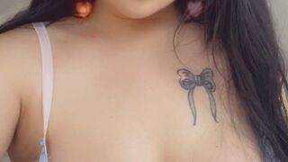 Vikkiii onlyfans charming bitch spreads her legs