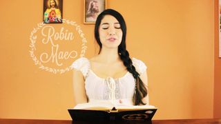 Robin Mae manyvids hot lady posing in black lingerie