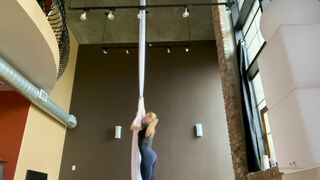 RocknRose onlyfans petite hottie passionately jerks off her cunt