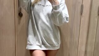 Lexi_xxox onlyfans adorable chick pulls vagina