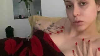 Kim Tylor onlyfans babe sat hard masturbating pussy