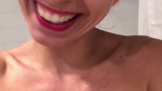 Jade Nile onlyfans nude chick posing on the couch