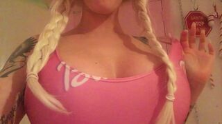 Alicia Amira onlyfans busty woman chatting in chat