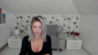 i_am_sarahxxx hot babe fucks herself with glass dildo