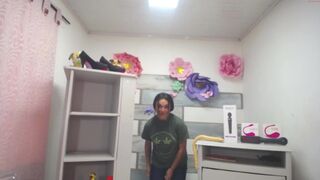 eliscecloud mature babe jerks both holes