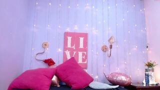 susan_cake gorgeous bitch shows small tits