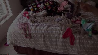 Legendarylootz Blissful slut squeezes vagina