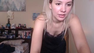lizrose90 naughty babe excites with her body