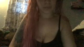 liljbby fucks her pussy