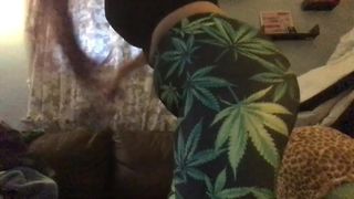 liljbby fucks her pussy