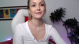 oh_girl cute blonde erotically posing in stockings