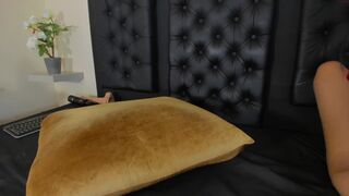 _honeybee18 gorgeous babe licks dildo