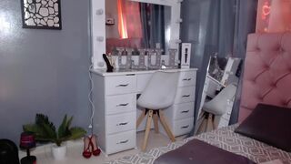 lulu_lopez sexy chick caresses pussy and nipples