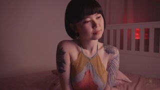 lu_blu charming ass fucks her pussy