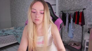 lil_happiness cute busty bitch fingering