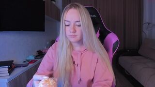 lil_happiness whore babe masturbates pussy