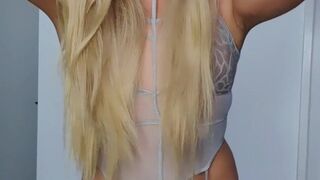 Brooke Spearz hurricane devil furiously cums in pose with crustaceans