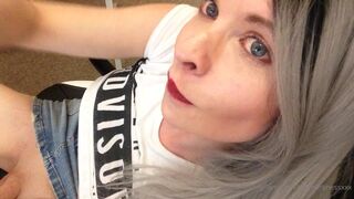 Liberty Harkness  shows her pussy on the chair