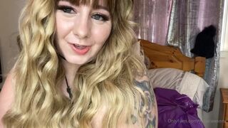 Jodie Lawson   pretty chick fucks pussy with phallus