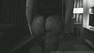 Scarlett_Jones slut caresses his cap