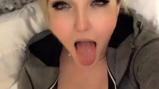 Chelsea Marie aka xxxchelseamarie naughty bitch fucks pussy
