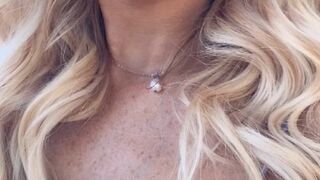 Chelsea Marie aka xxxchelseamarie buxom cutie is played with dildo