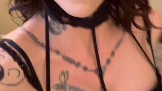 Chelsea Marie aka xxxchelseamarie delightful beauty fucks a shaved vagina