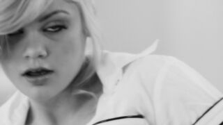 Riley_Steele lady performs a gorgeous striptease