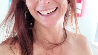 Syren De Mer demonstratively masturbating on cam