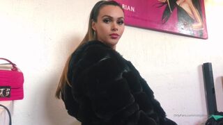 NIcky Jimenez aka Nicole Flakita cute lady gently massages pussy