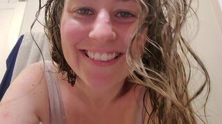 kcupqueen sexy nymph excites with delicious tits