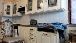 tunderose chubby trying to shove a dildo in the ass