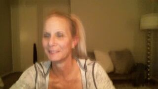 sultry_sunshine bitch undresses erotically