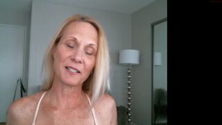 sultry_sunshine leggy blonde pampers pussy with her fingers