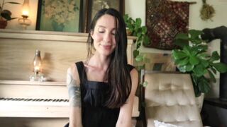 raven_birdie cute doll gives her pussy a dildo