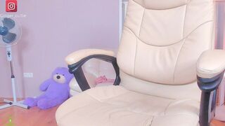 gingercuttie crazy chick demonstrates sexy body