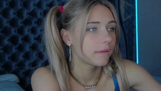 cherrishlulu Attractive chick fucks juicy slits