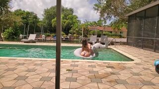 akadanidaniels pulls pussy to orgasm