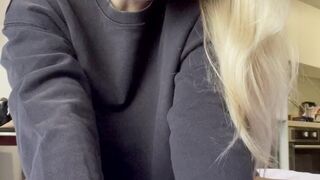 BeachBbyXXX fucks her pussy