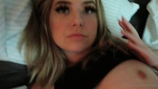 Aluraye sexy babe showed her tits