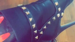 Mistress Karina lustful chatting in free chat