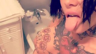 Megan Inky aka inky real slut fucks the cap with his fingers