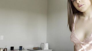 AlexiaXRae slut caresses his cap