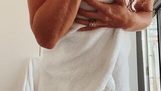 leolulu_xxx cute bitch fucks pussy with phallus